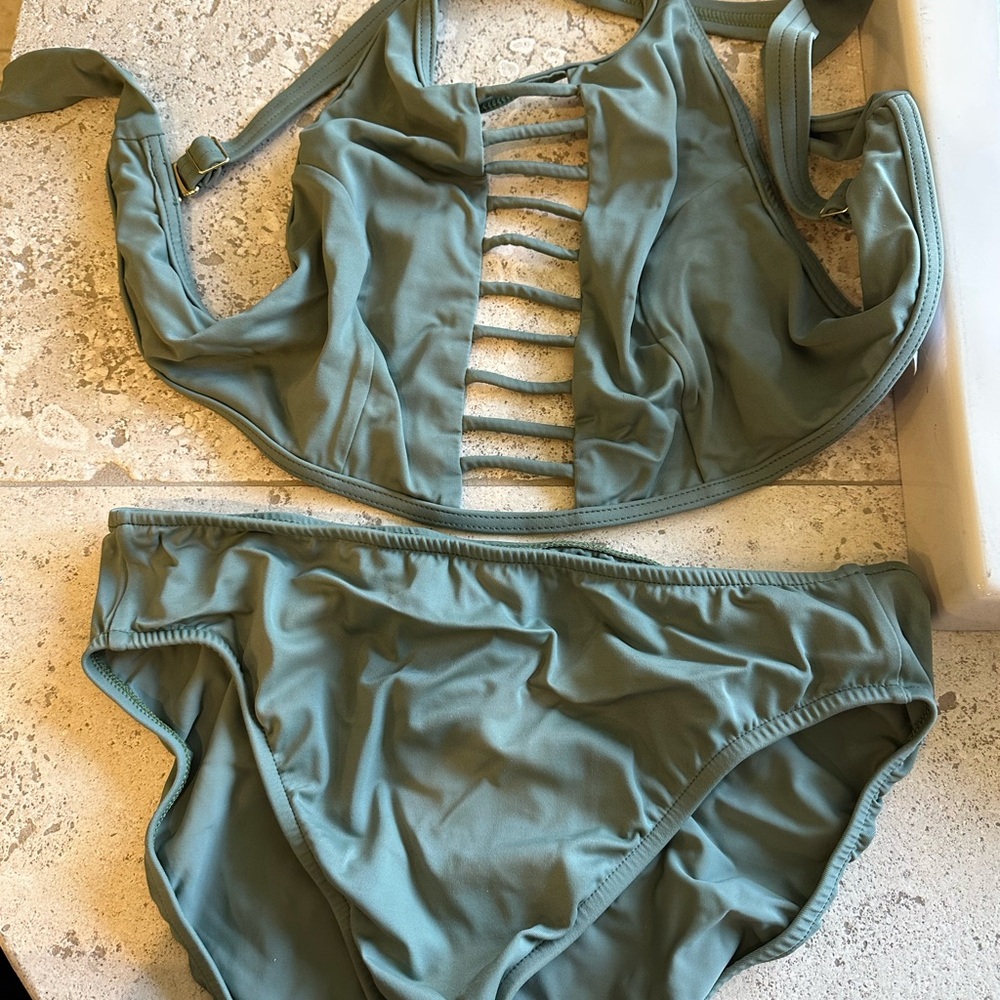 VENUS Green Long-Sleeve Bikini Swim Set